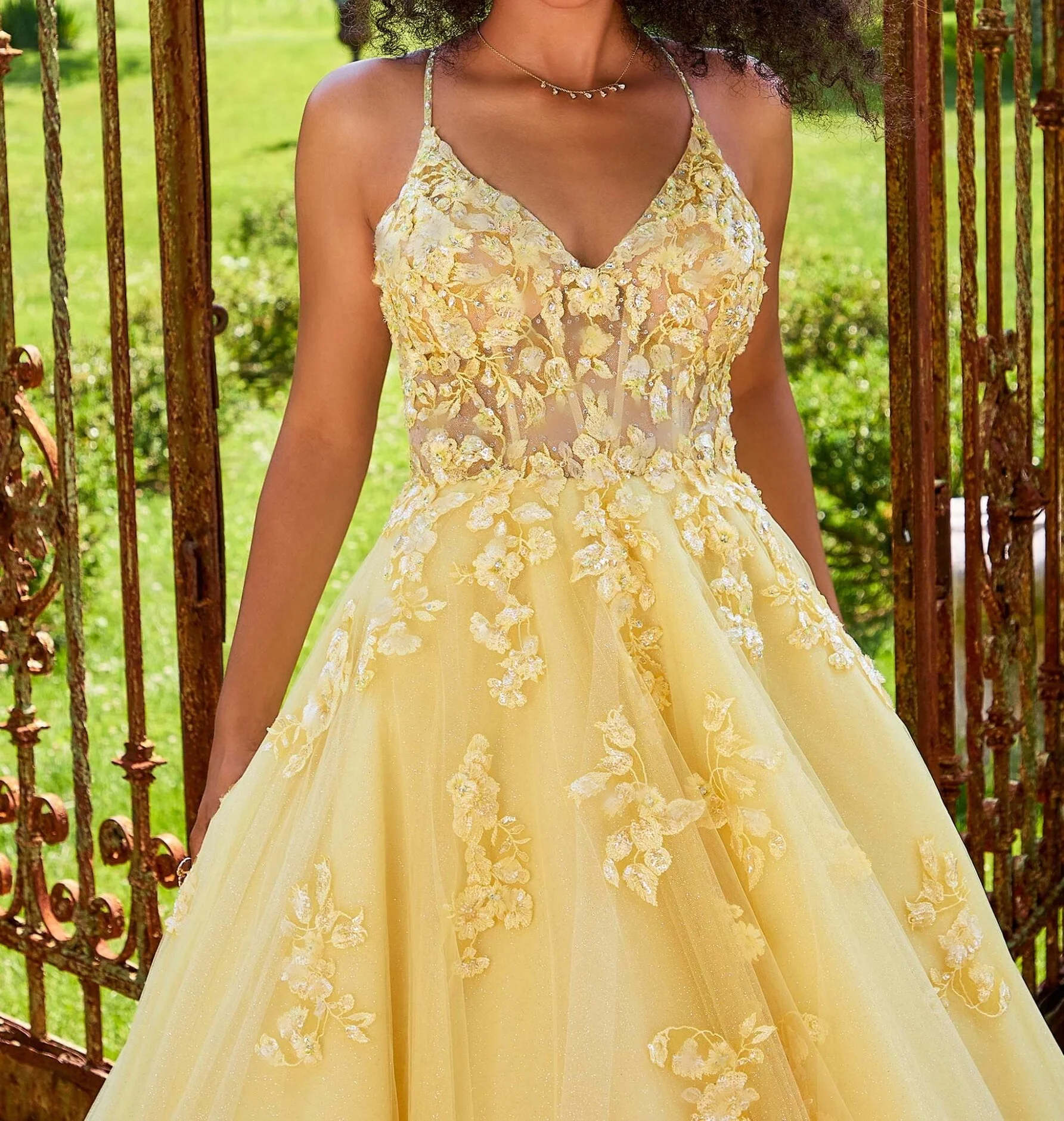 Vestido de baile amarillo con apliques de tul para quinceañera, vestido de noche con cuello en V, sin mangas, Espalda descubierta, largo hasta el suelo, hermoso