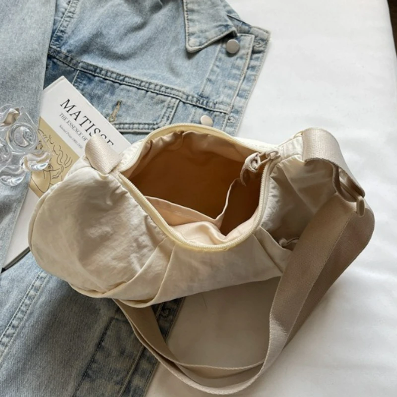 حقيبة هوبو جديدة للترفيه من التجاعيد خفيفة الوزن وبسيطة ومتعددة الاستخدامات حقيبة كروس كاجوال بلون نقي حقيبة كتف كاجوال للمدرب