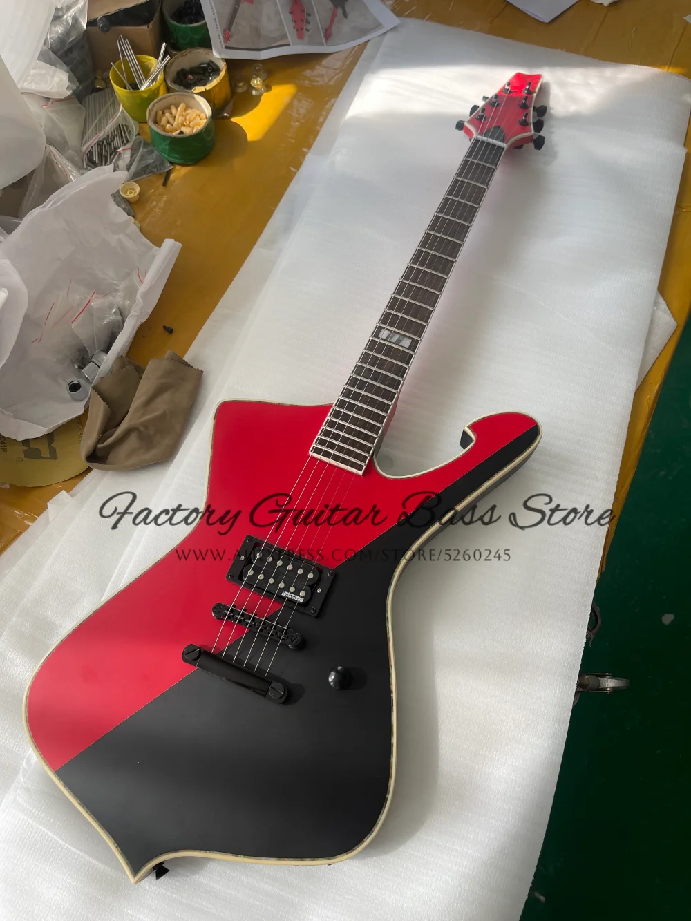 

Изготовленная на заказ матовая красная и черная гитара, гитара Ice Beauty, кленовая шея. Комплект корпуса из цельного дерева, фиксированный бридж, звукосниматели H, черный тюнер.