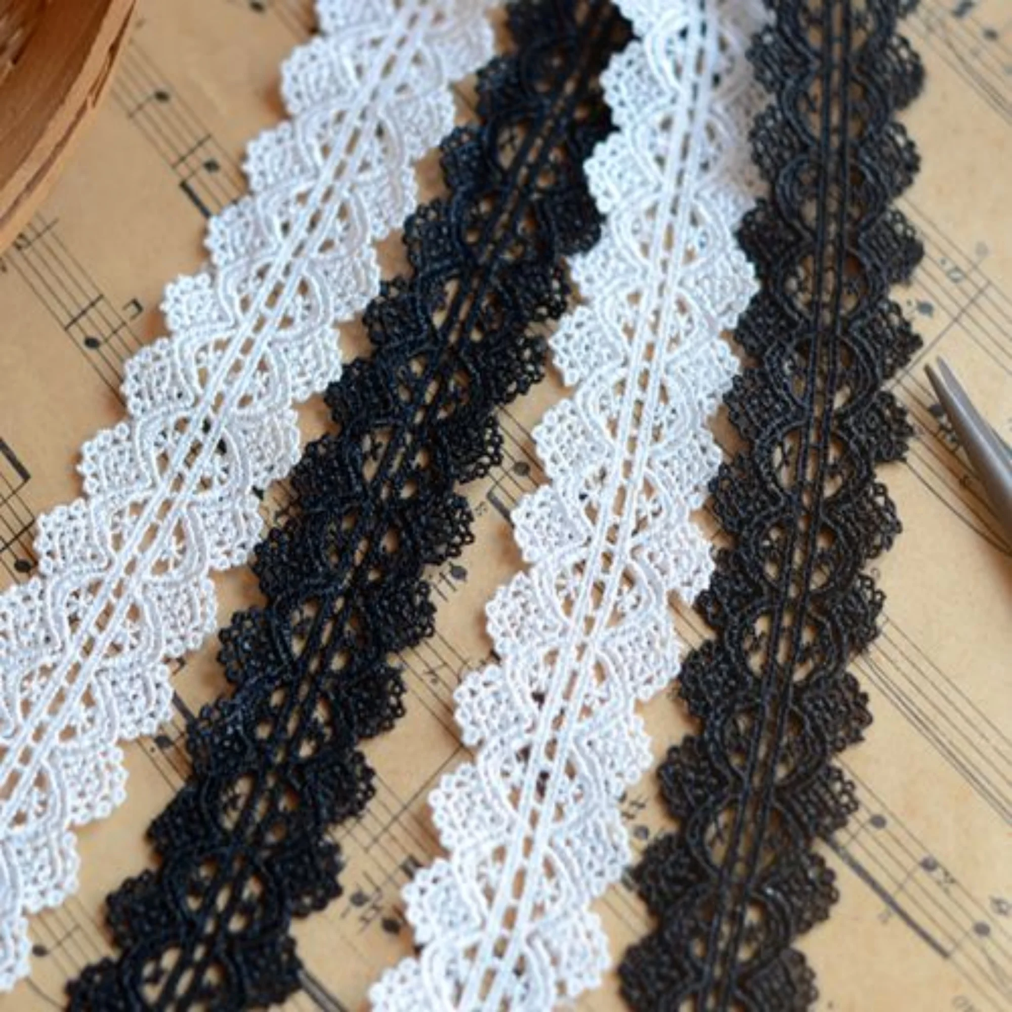 

Ширина 1,1 дюйма, черная/молочно-белая кружевная отделка, кружево с цветами, кружевная отделка с цветочным принтом, кружевная отделка с зубчатой отделкой для платья своими руками