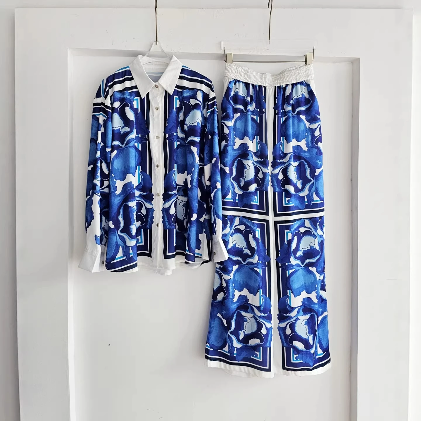 

Женский элегантный костюм Clothland с принтом: блузка с длинным рукавом и брюки с широкими штанинами, винтажный комплект из двух предметов TA758