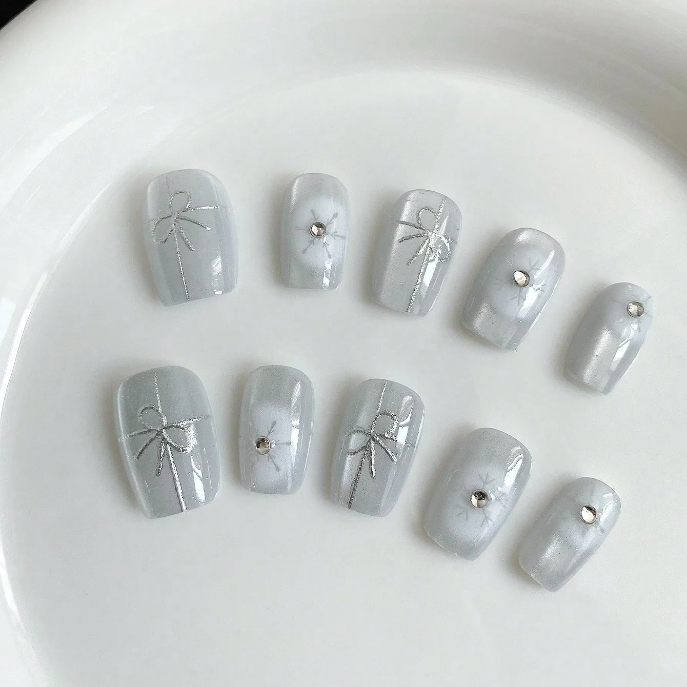 10 pièces de faux ongles carrés courts pressés à la main, beaux faux ongles, nail art simple flocon de neige, adaptés à une utilisation pour femmes