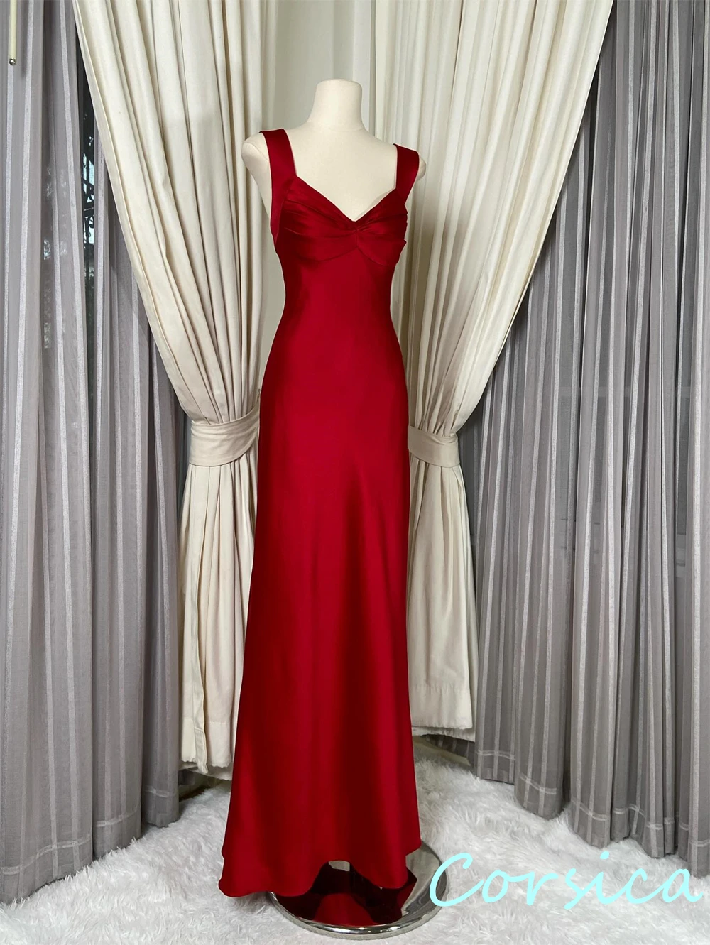 맞춤형 현대 부르고뉴 새틴 이브닝 드레스 클래식 민소매 홈 커밍 드레스 기질 백리스 오픈 백 댄스 파티 드레스