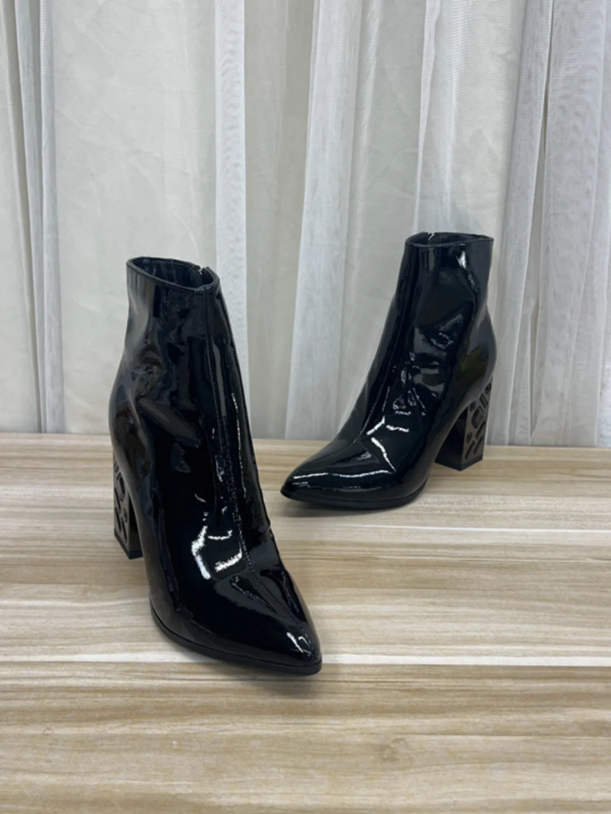 

Модные кожаные ботинки в западном стиле с боковой молнией, на высоком тонком каблуке, с острым носком, в стиле челси