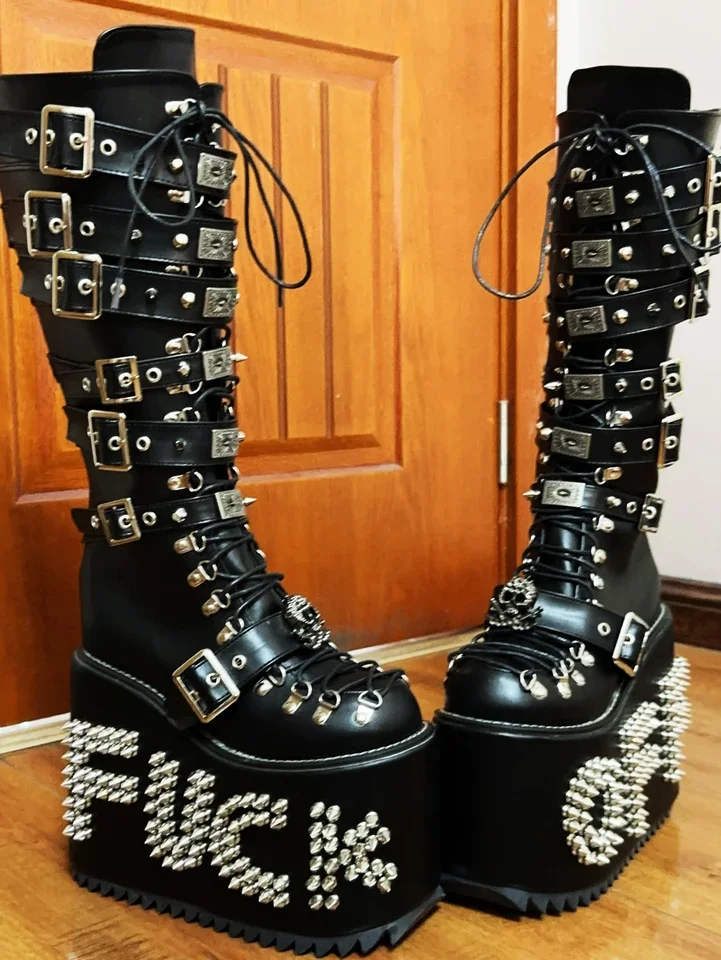 Punk-Plattform-Bühnenstiefel mit Nieten, 2025, neue Street-Rock-Schnürstiefel, Motorradstiefel mit Keilabsatz, modische coole Mädchen-Party, lässige lange Stiefel