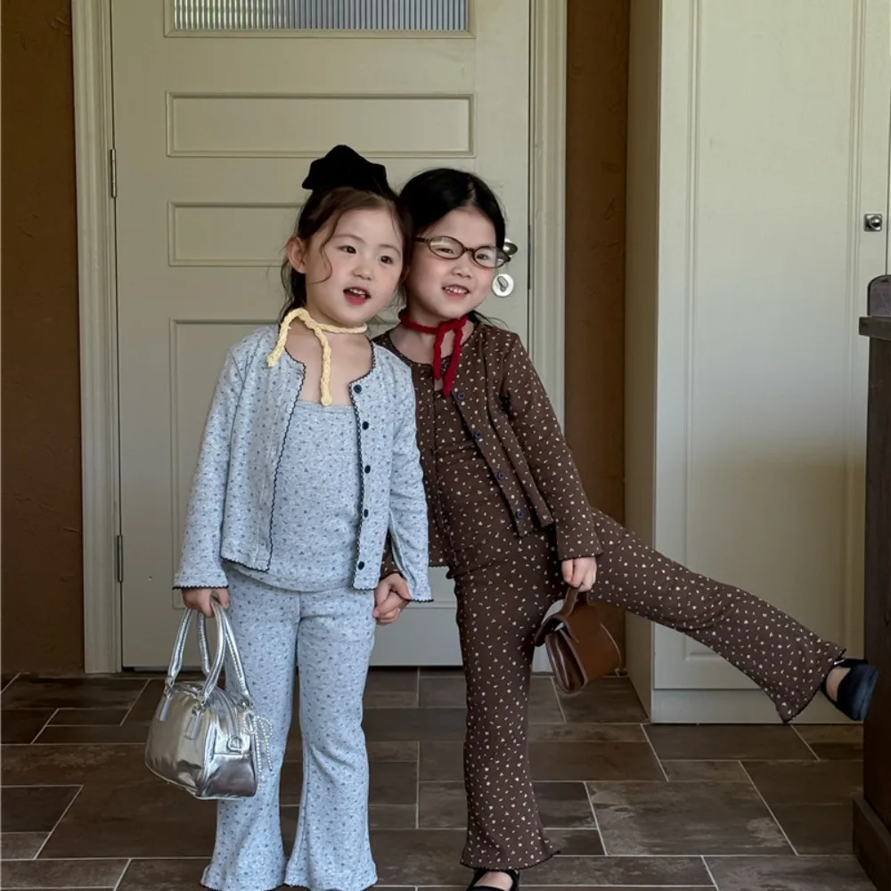 

Корейская версия, модный костюм для девочек, осень 2022, новый кардиган с длинными рукавами + топ с цветочным принтом + расклешенные брюки, комплект из трех предметов