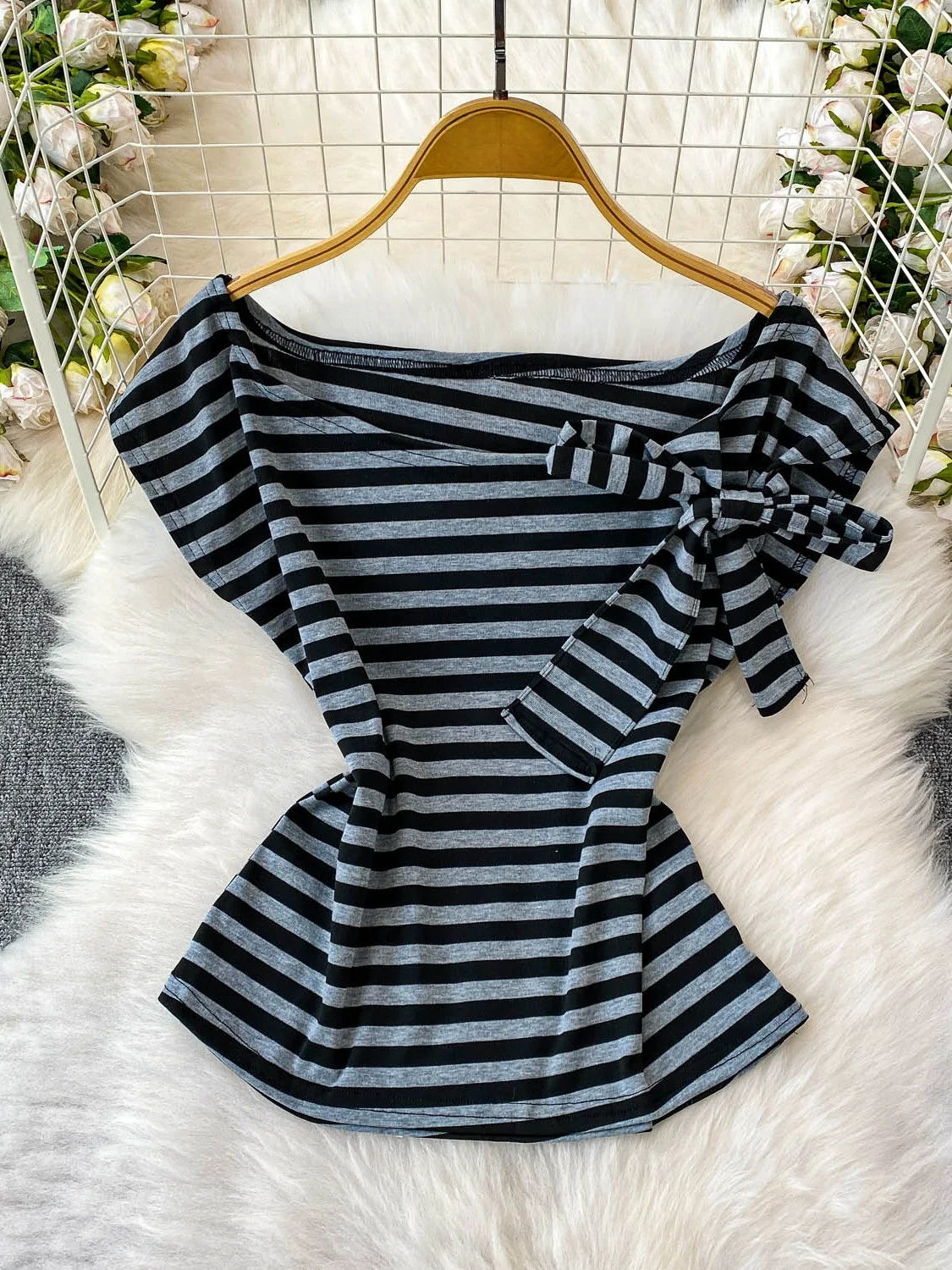 

Chic Striped One-oulder T-irt Women Summer Design Loose Slimming Top Knot Korean Sle Moisture ng ort S...