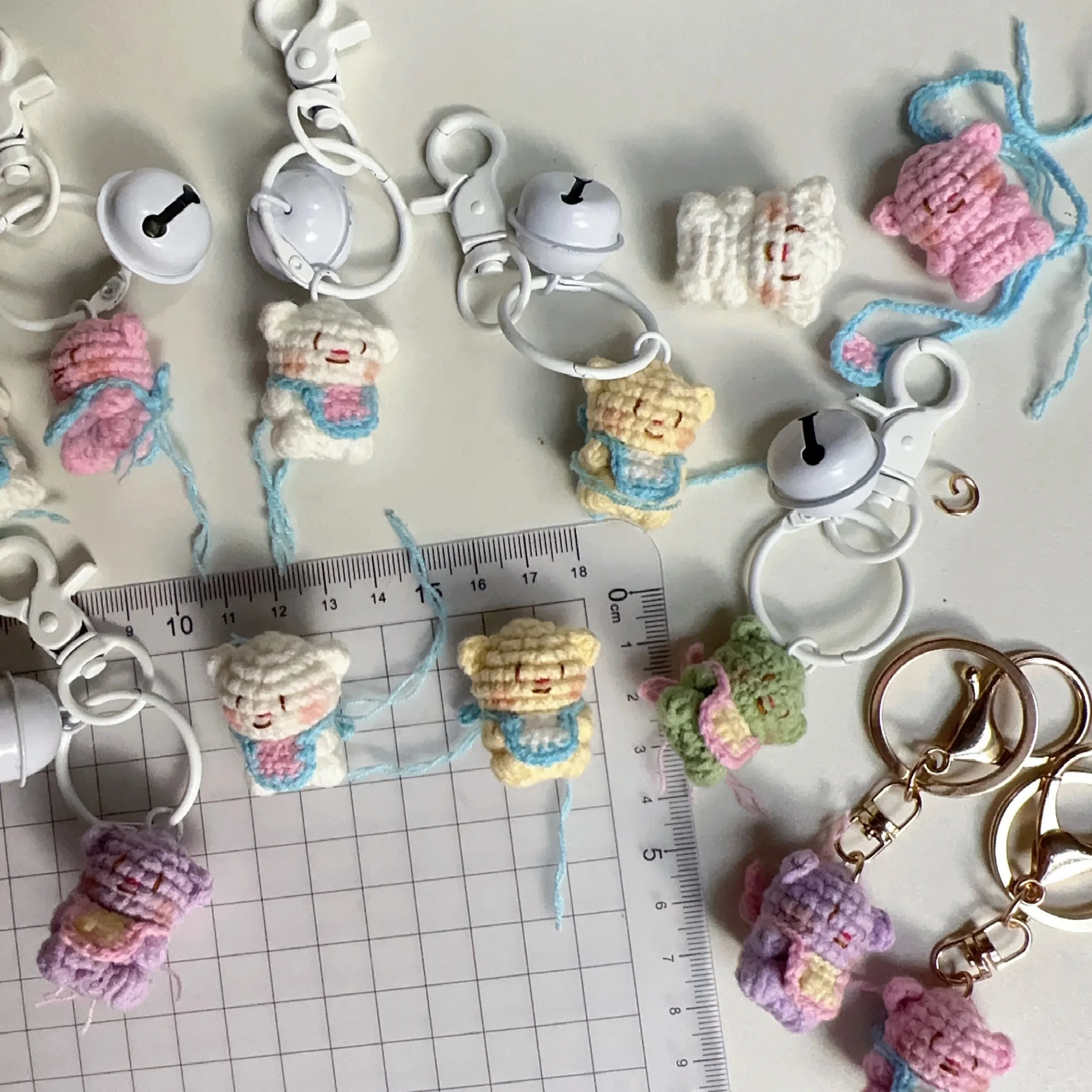 3pcs 3cm So mini Creative Handmade Crocheted Colorful Bears Pendant Wool Woven Keychain Car Bag Boutique Pendant Key Ring