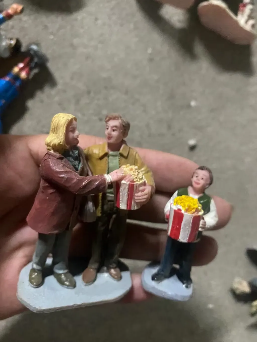 Figura de resina, mesa de arena psicológica mental, caja de juego, terapia de cancha, familia comiendo palomitas de maíz