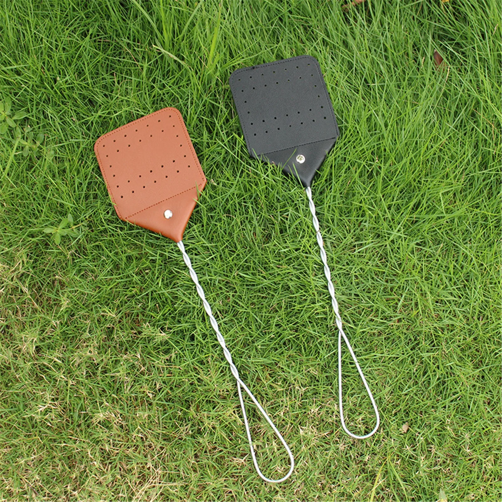 2 ชิ้นหนัง Fly Swatter 17 นิ้วยาวคู่มือ Swat Heavy Duty Handle Rustic Fly Swatter สําหรับในร่มกลางแจ้งสีดําสีกากี