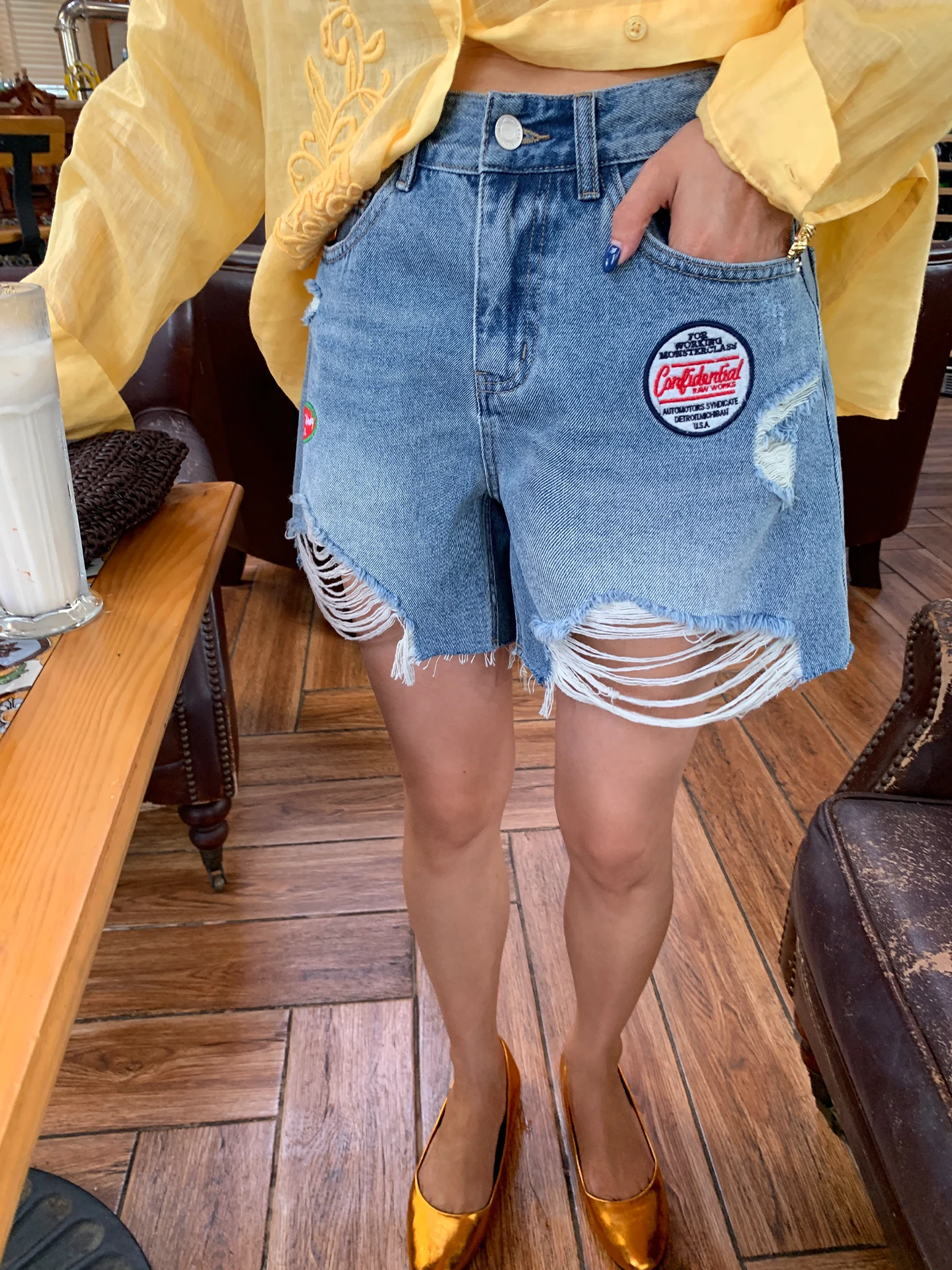 

Women's Denim Shorts 2026 New Summer Design Sense Small Size Hole Embroidery Pants Casual Style Natural Waist Wide Leg Jeans