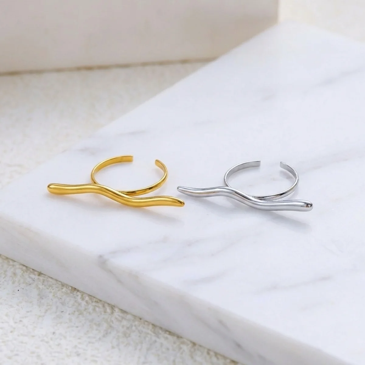 Minimalistische, lange, wellenförmige Fingerringe aus Edelstahl für Damen und Herren, trendiger, ästhetischer, winziger, schlangenförmiger, dünner Ring, Party-Schmuck. – Detail 12