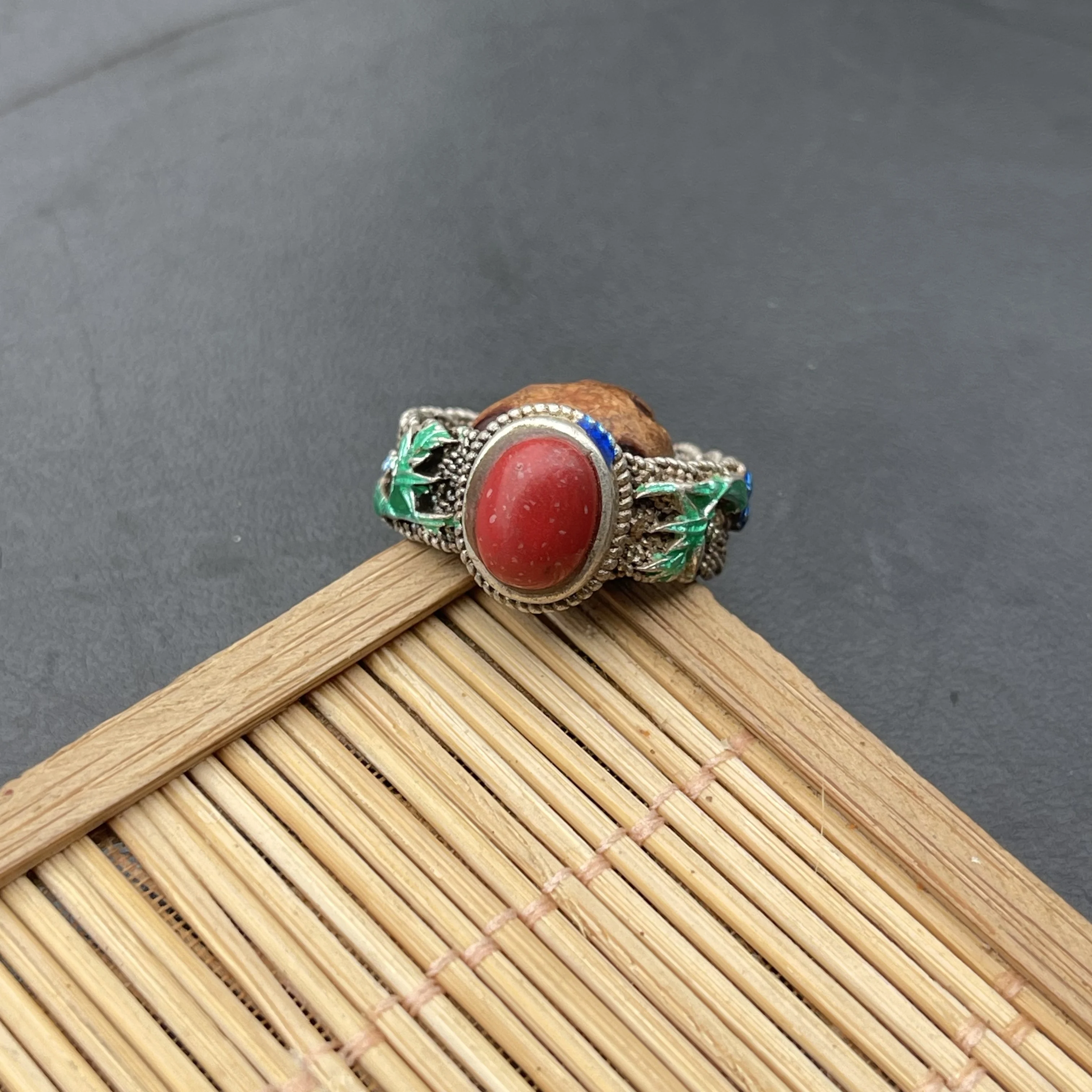 Vintage Enamel Inlaid Red Stone Ring Retro Ethnic Hollow‑Carved Ring Antique Style Hand‑Crafted Alloy Finger Jewelry for Women