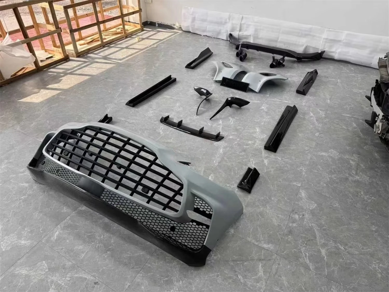 Bodykit 707 Style Semi-carbon Fiber Front Bumper Side Skirt Rear Diffuser Rear Fender Exhaust Pipe for Aston Martin DBX