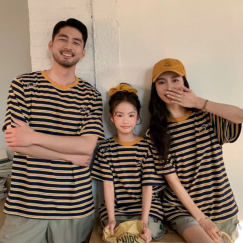 

Летние семейные комплекты одежды 2026: полосатые футболки с вышивкой для семьи из 3 человек, повседневные хлопковые топы с коротким рукавом для мамы и дочки/сына