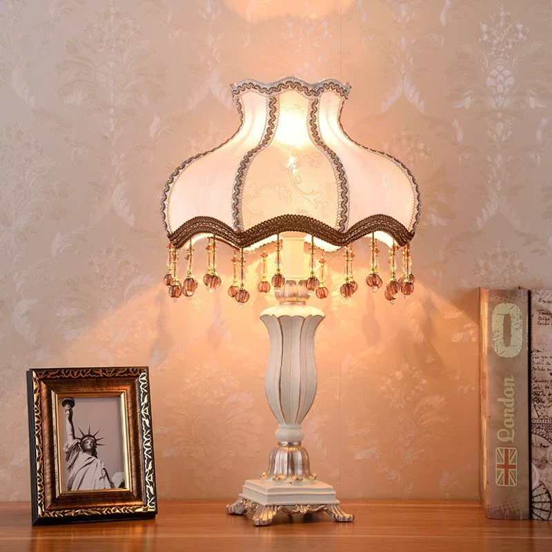 

Luxury American Retro Resin Table Light Bedroom Bedside Lamp Modern Living Room Study Hotel Decorative Night Lamp