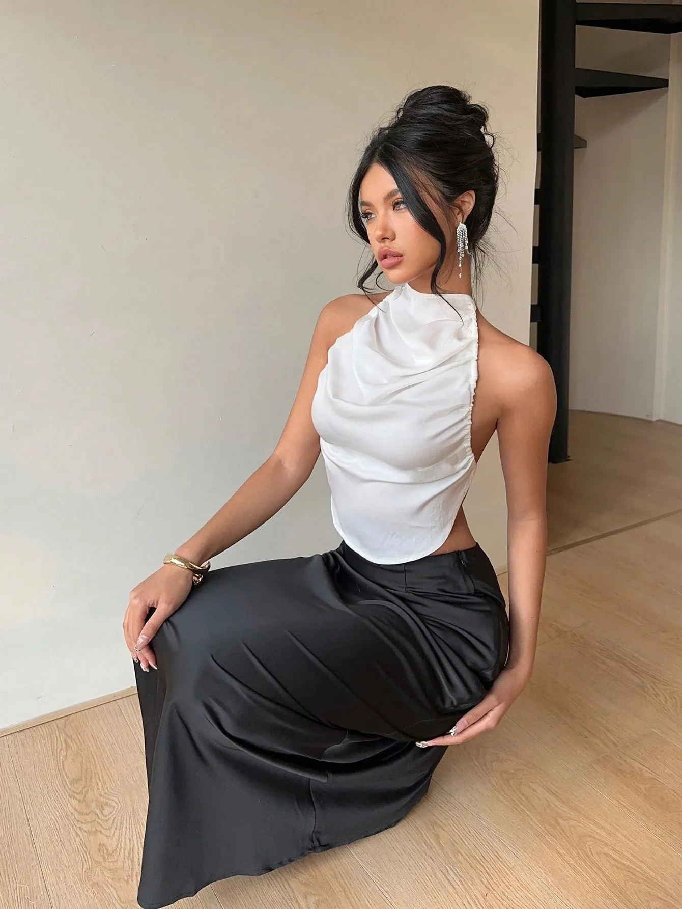 

Spicy girl hanging neck, irregular sexy bellyband top, summer street photoshoot, fashionable backless vest, women's outerwear