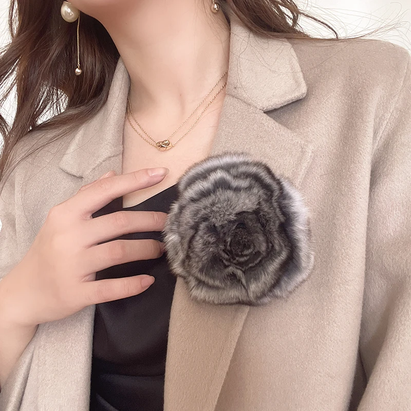 

Vintage Real Chinchilla Fur Brooch Sweater Clips Cape Cloak Clips Retro Fluffy Clasp Dress Shirt Brooch Clips for Girl Women