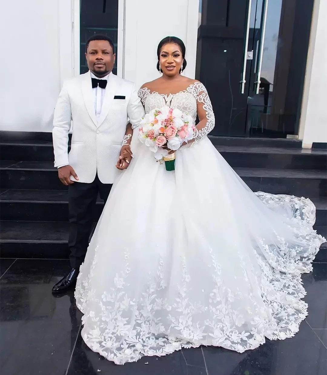 

Customize Saudi Arabia A Line Wedding Dresses Bridal Gowns Lace Long Sleeves Pearls Beads Luxury Chapel Bride Dress Plus Size Ro