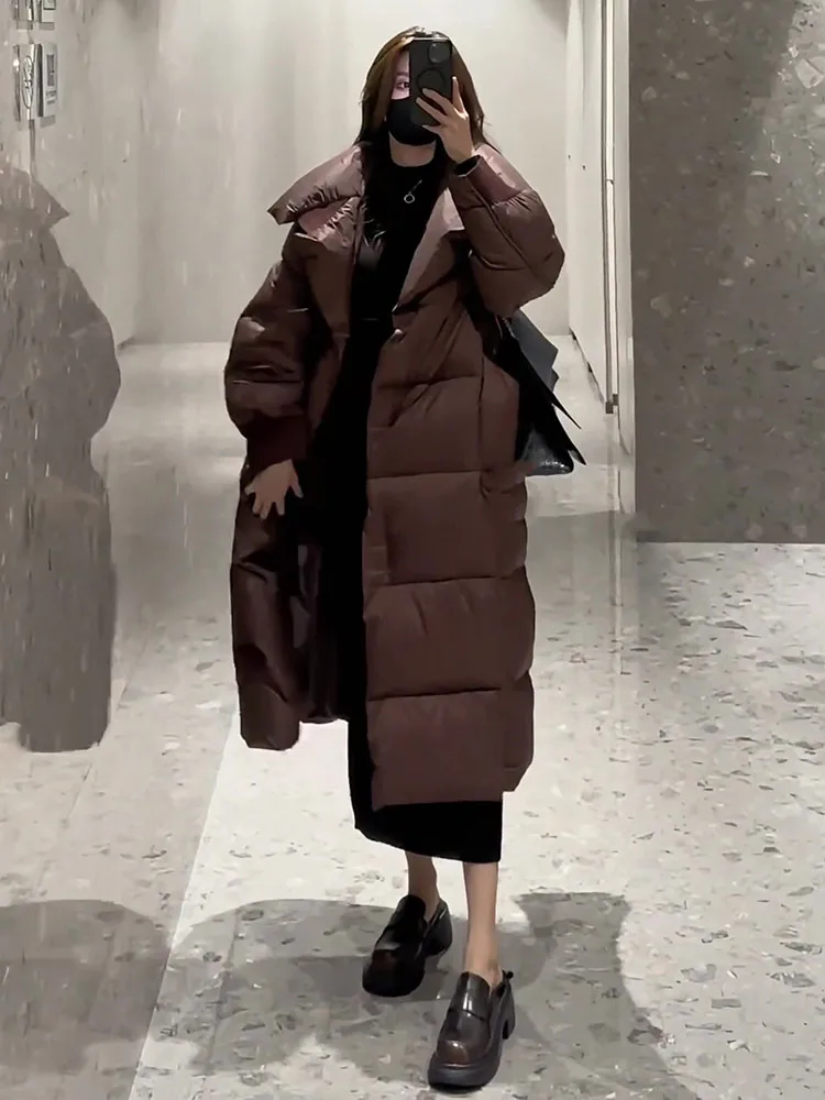 Modna, uniwersalna, ocieplana kurtka puchowa z dużym kołnierzem, biała, damska, idealna do dojazdów do pracy, trend 2024.