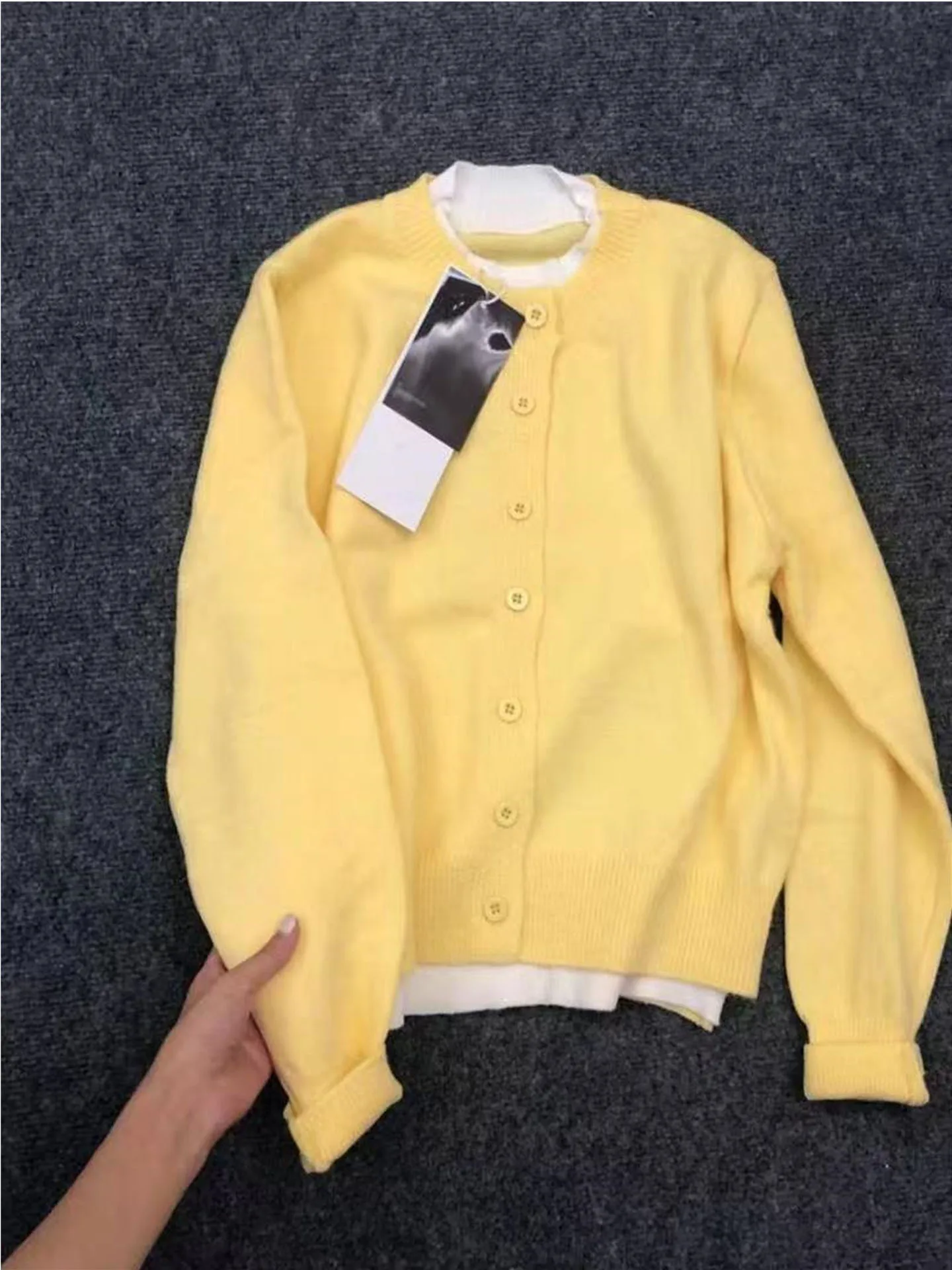 

Рекомендуемый свитер Chao: Мягкий желтый вязаный свитер с длинными рукавами для женщин, ранняя осень, имитация двухслойности, в корейском стиле, для создания непринужденного образа.