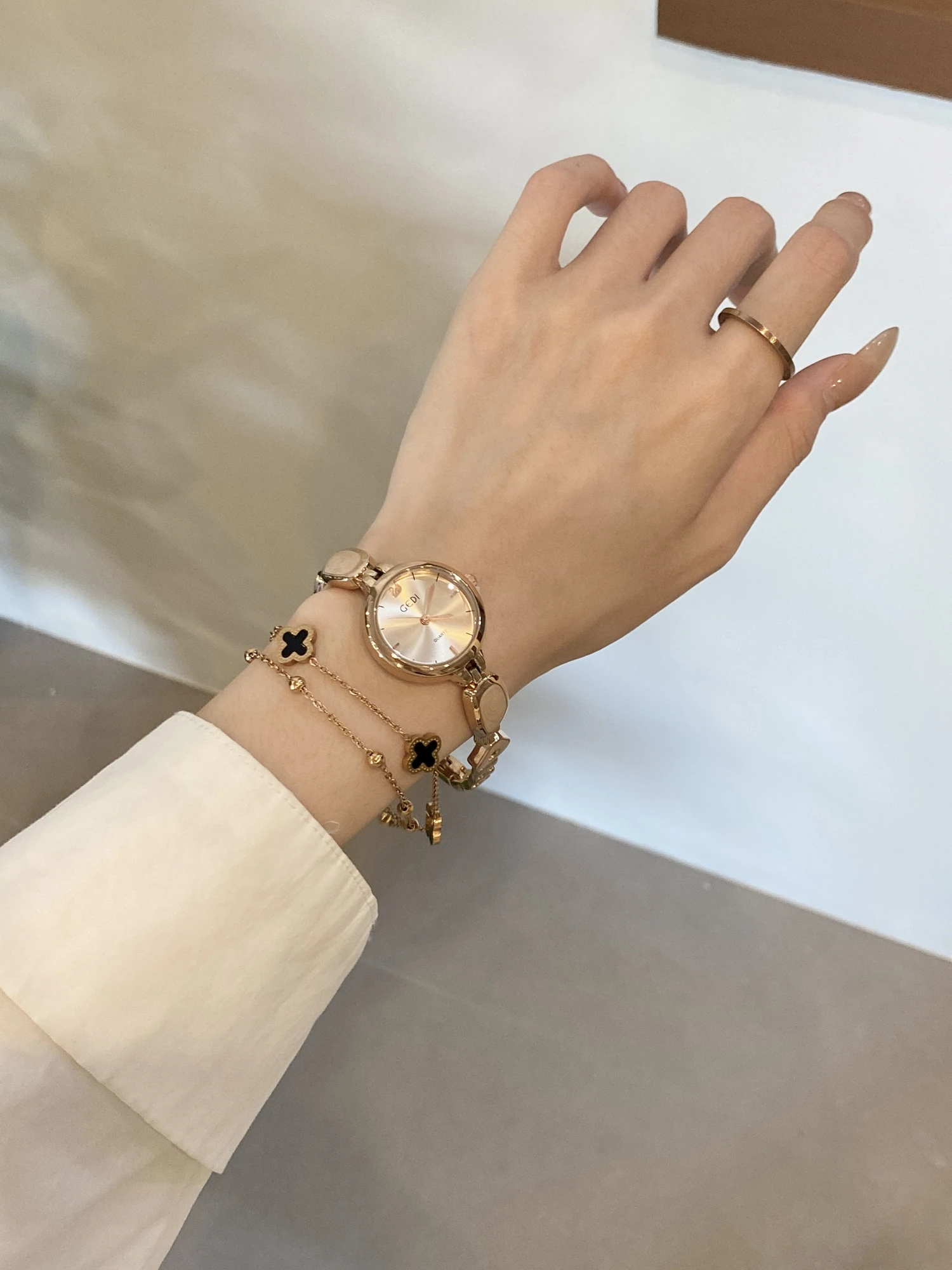 طراز سوار نسائي، طراز جديد فاخر 2025، ساعة سلسلة غير منتظمة راقية، ساعة يد فريدة من نوعها، ساعة نسائية أصلية.