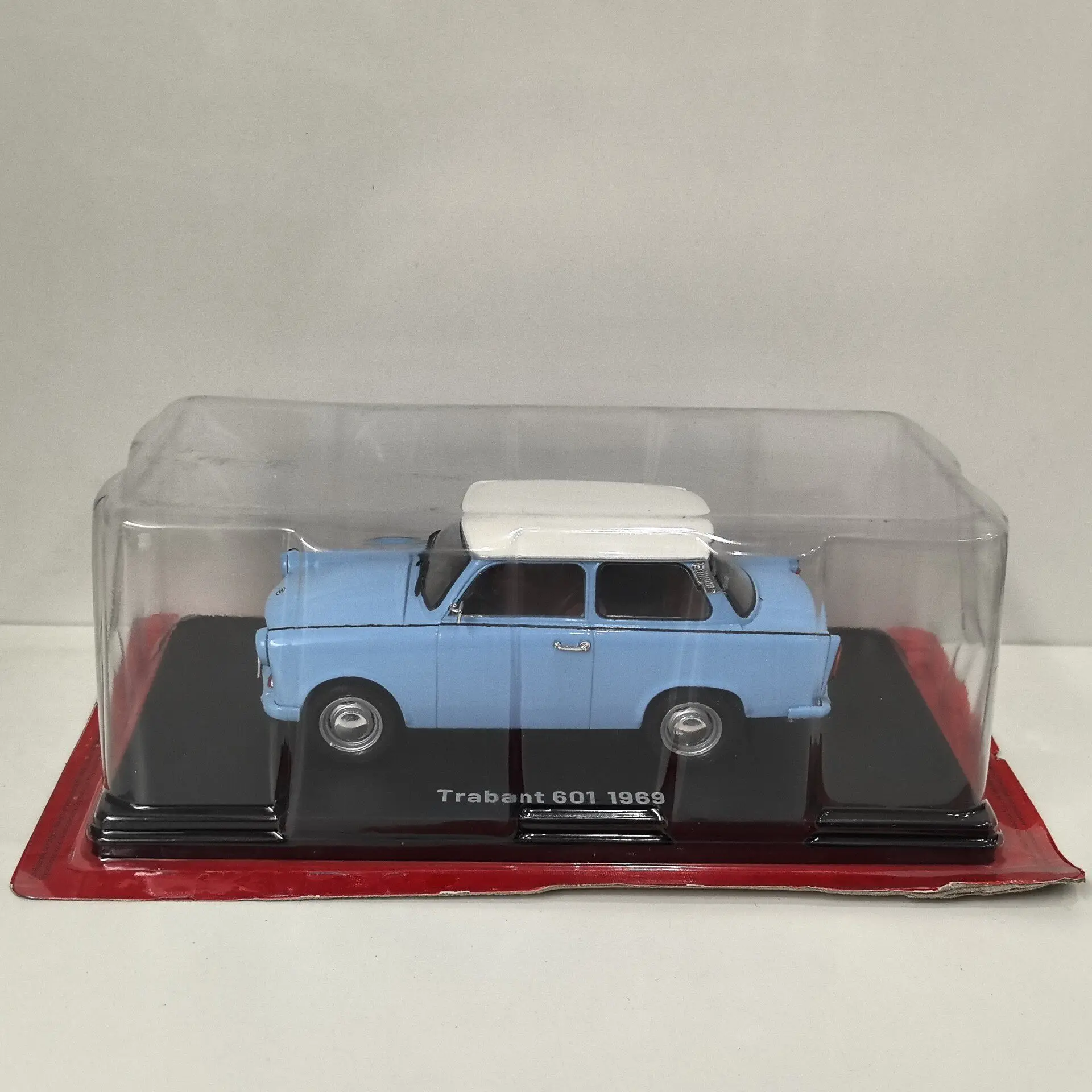 

Diecast IXO 1/24 Scale TRABANT 601 1969 V8 Alloy Car Model
