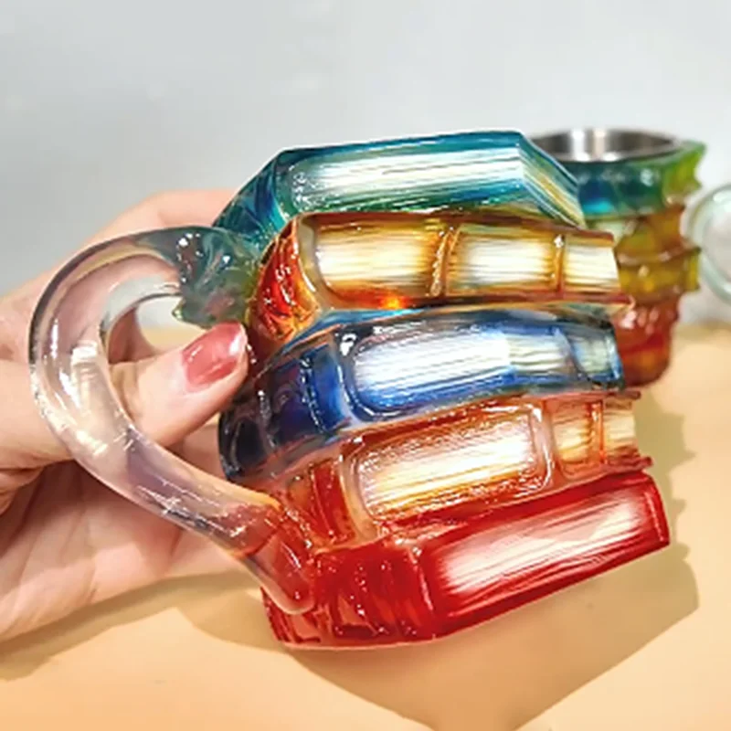 كوب كتب مرسومة يدويًا. كوب قهوة من الراتنج بتصميم كتب مكدسة مع تأثير ثلاثي الأبعاد، هدية فريدة لمحبي الكتب، آمنة للاستخدام في غسالة الأطباق