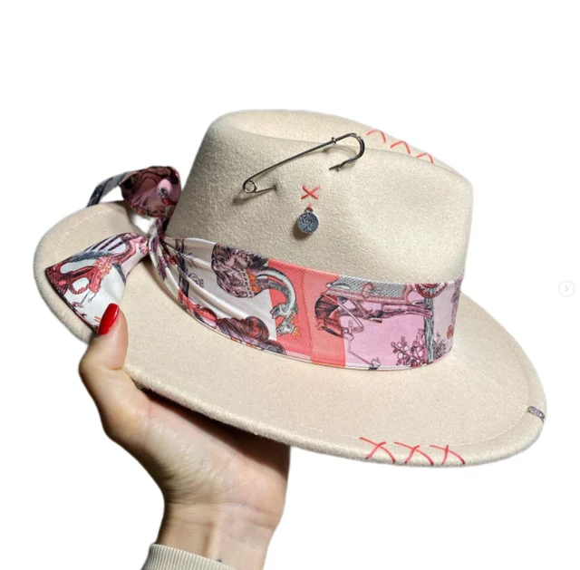 Ręcznie szyty kapelusz Fedora Jazz Cap dla mężczyzn Kobiety Kolorowa wstążka Metalowe akcesoria Moda Filcowy kapelusz Niebieski Fioletowy Panama Kapelusz kościelny