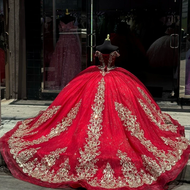 Gaun Quinceanera merah warna kontras berkilau gaun applique renda emas mewah bahu terbuka renda vestidos de fiesta