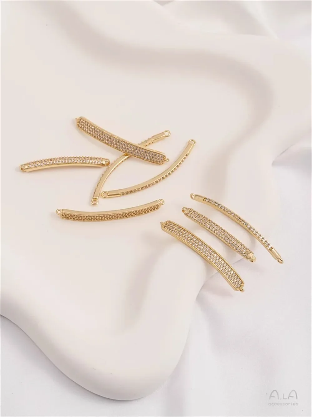 

Micro Inlaid Zircon 14K Gold Coated Double Hole Bent Pipe Rod Shaped Double Hanging Connector DIY Bracelet Bracelet Accessories