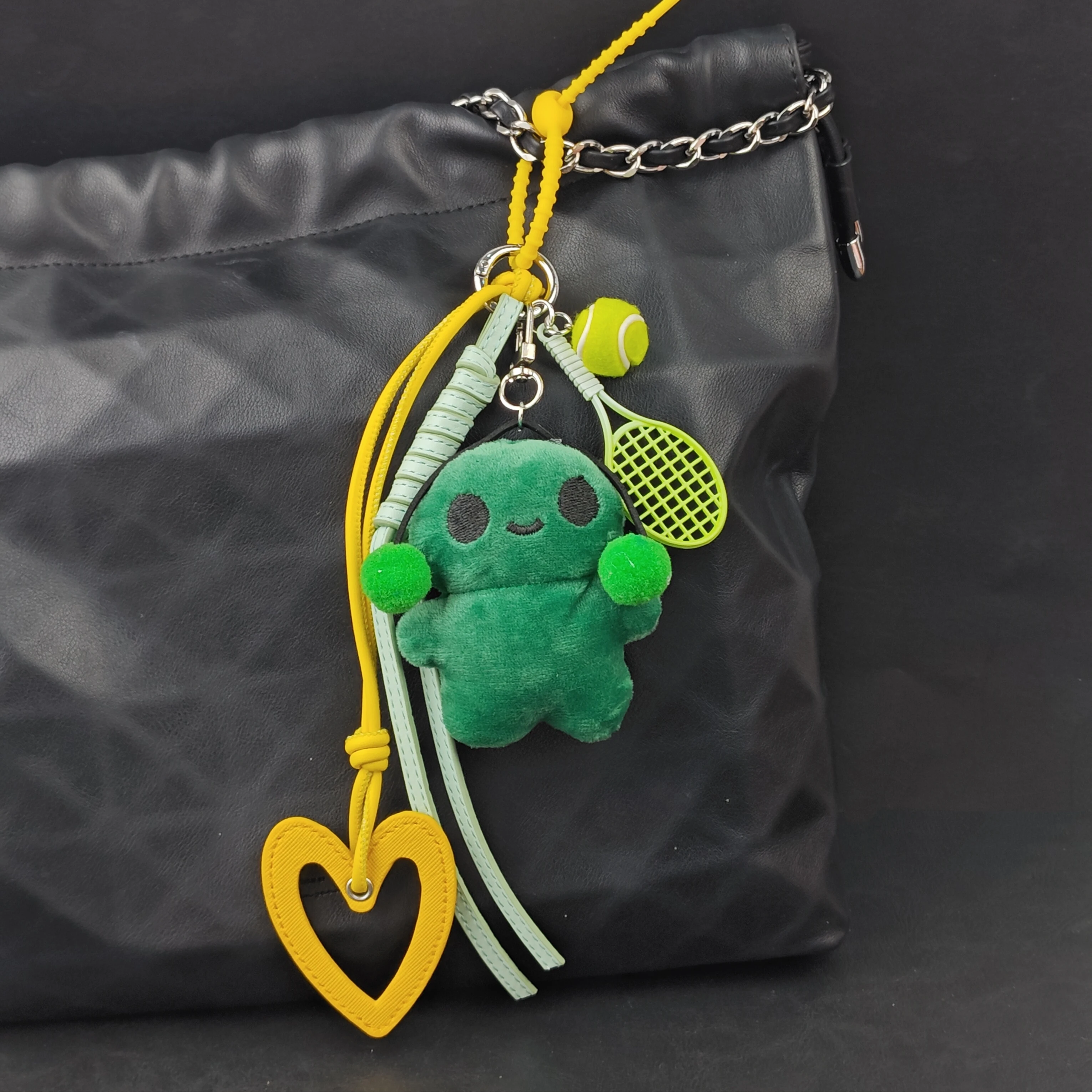 Llaveros de muñeca extraterrestres con dije de bolso alienígena de felpa verde con colgante de cuerda tejida de corazón de cuero de tenis, accesorio de regalo
