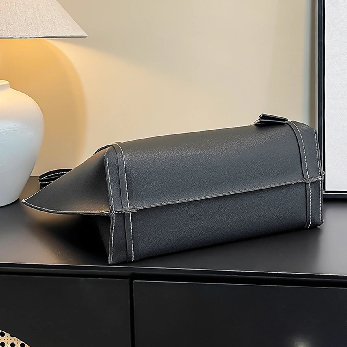 حقيبة يد نسائية عصرية ورائعة ذات سعة كبيرة مع خياطة على الطراز المصمم وحقيبة يد بكتف واحد