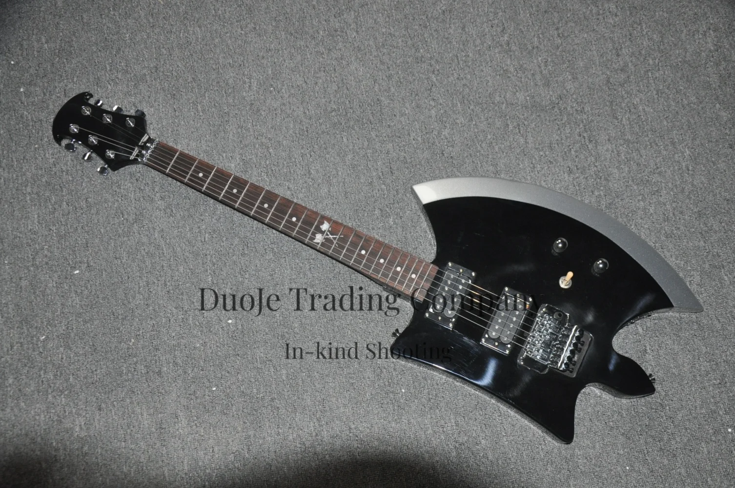 

Классическая черная гитара, тремоло-бридж, гитара в форме топора, звукосниматели HH, гриф из палисандра, 12-позиционная инкрустация, корпус из цельного дерева, кленовые элементы.