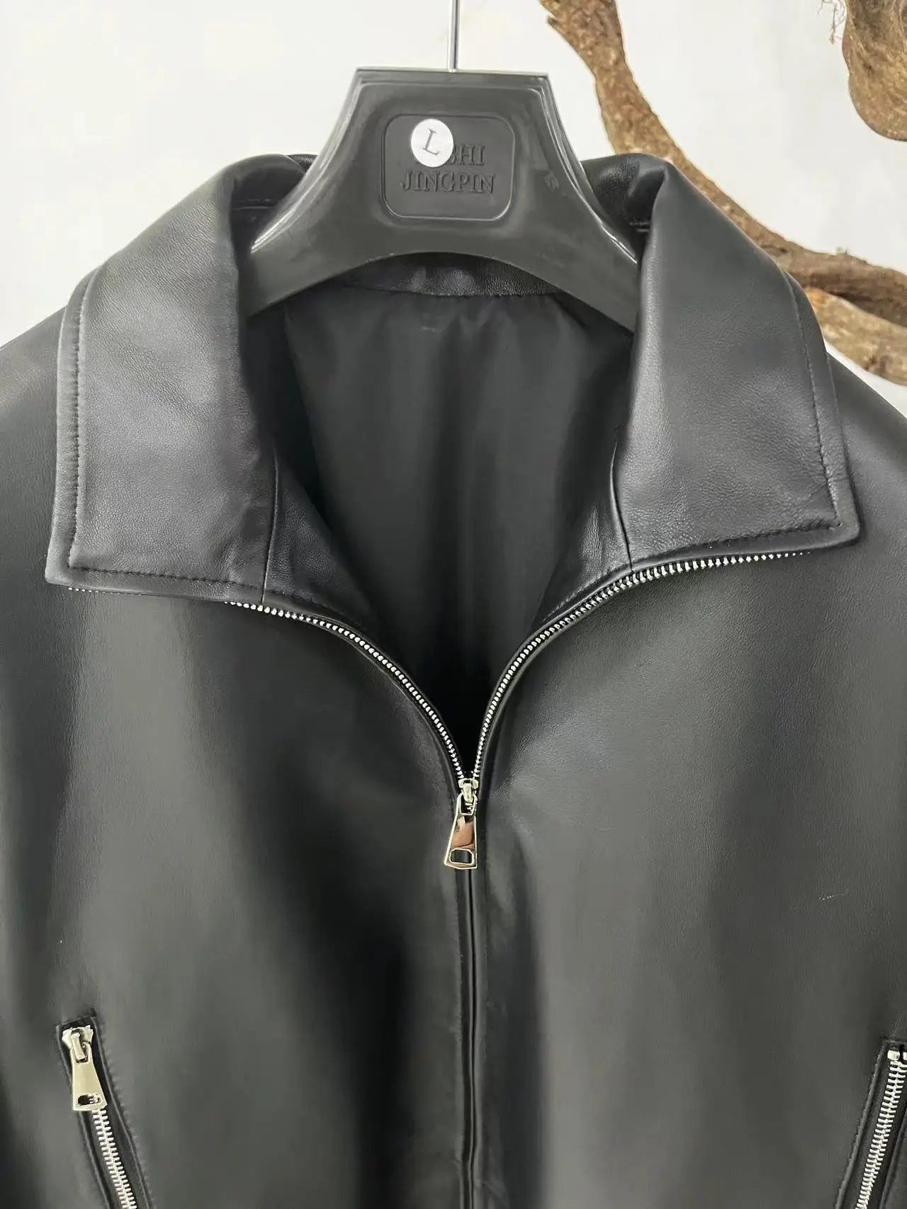 Chaqueta de cuero para mujer de nuevo estilo 2025 con cuello vuelto y abrigo corto de piel de oveja real y natural de color negro