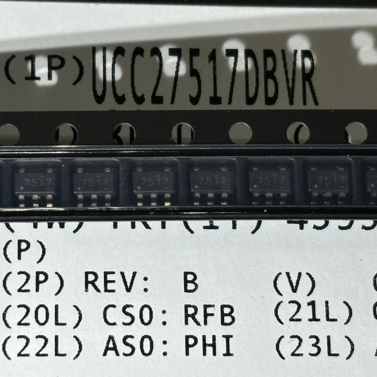 

UCC27517DBVR чип драйвера ворот SOT23-5, шелкография 7517, оригинальный оригинальный продукт, интегральная схема микросхемы