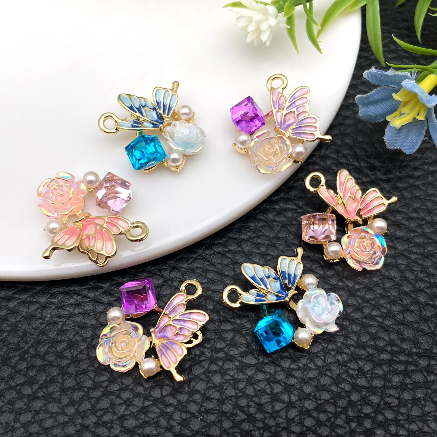 

2/6 pcs Small Luxe Style Pearl Butterfly Alloy Diamond-Inlaid Pendants for DIY Sweet Necklaces, Bracelets, Earrings Charms.