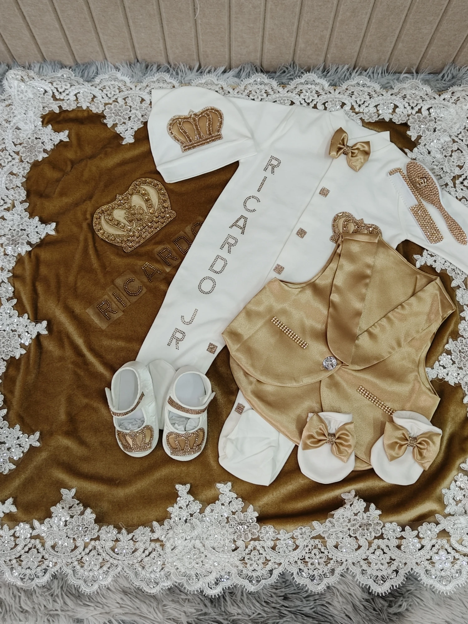 splendido-set-battesimo-personalizzabile-per-neonato-7-pezzi-con-corona-in-strass-dorati-e-bordo-in-pizzo-tutina-con-piedini