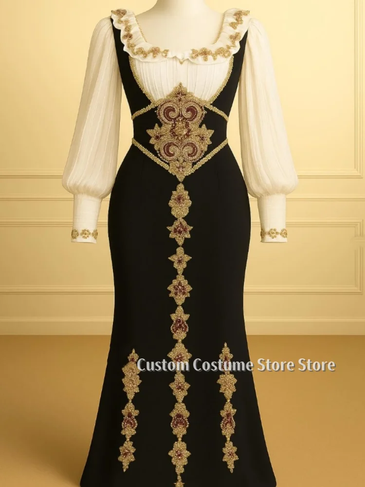 Maßgeschneiderte, wunderschöne Vintage-Abendkleider in Schwarz und Weiß, quadratischer Ausschnitt, Rüschen, goldene Applikationen, Inlay-Taille, Fischschwanz und Boden