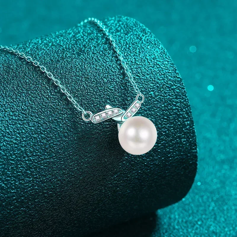 Elegant 10.5 Point Moissanite Pearl Pendant Platinum Necklace, Single Perfect Round Freshwater Pearl Blinking PT950 Necklace