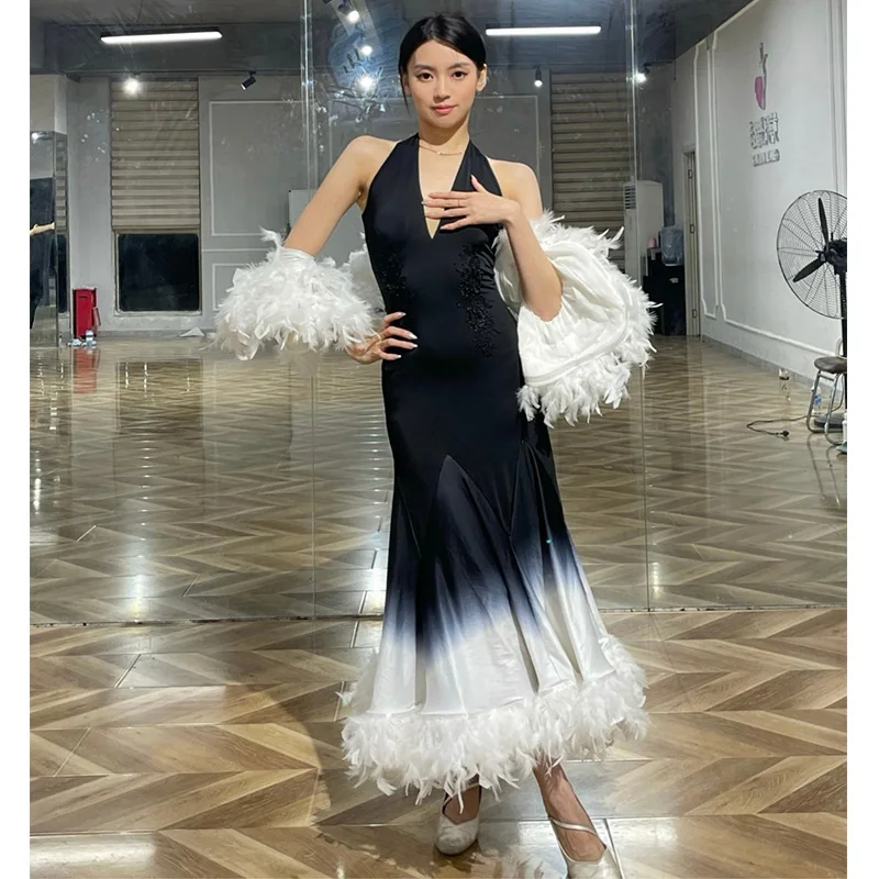2025年社交ダンス競技用ドレス ワルツダンス衣装 羽根飾り付きドレス 腕章付きパフォーマンススーツ スタンダードダンスドレス BL17630