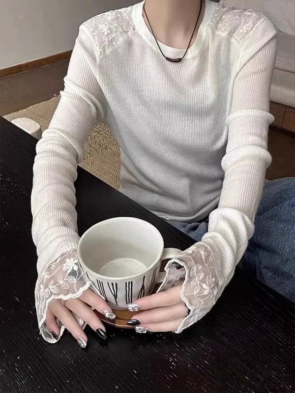 

Белая трикотажная базовая кофта с кружевной отделкой и длинными рукавами для женщин, мягкая ткань, корейская версия, для повседневной носки, топ для ношения под одеждой