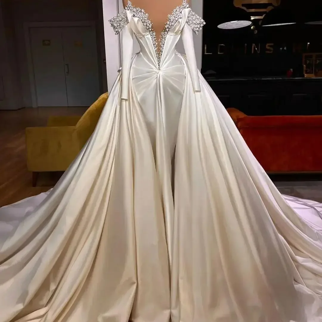Suknia ślubna z odkrytymi ramionami, zdobiona błyszczącymi perłami, z długimi rękawami, satynowa suknia ślubna z odpinanym trenem.