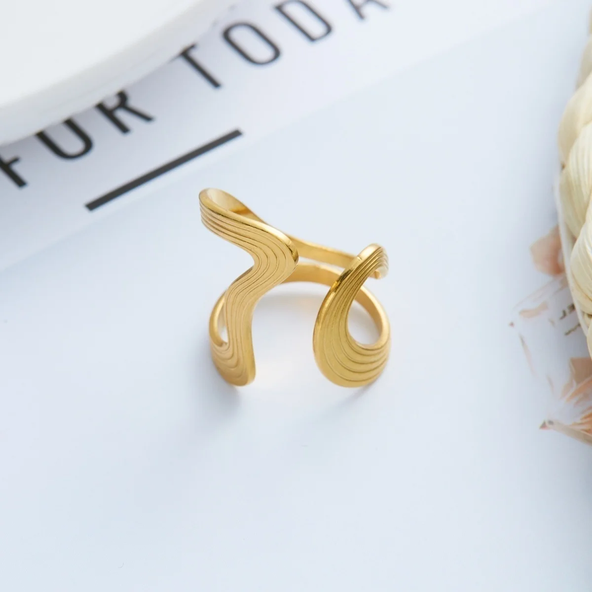Französische Vintage-Fingerringe mit hohlem, gewelltem Design, imitierten Perlen und Spiralblatt-Motiven für Damen und Herren, im Nischenstil, geometrischer Ring, ästhetischer Schmuck. – Detail 19