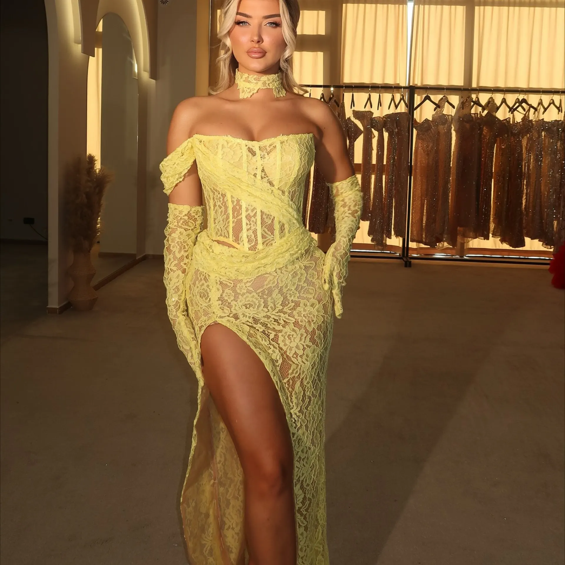 فستان ماكسي جديد مثير من الدانتيل لعام 2026 بدون أكتاف وفتحة عالية وقفازات طويلة - فستان رسمي للحفلات الليلية باللون الأصفر للنساء #1