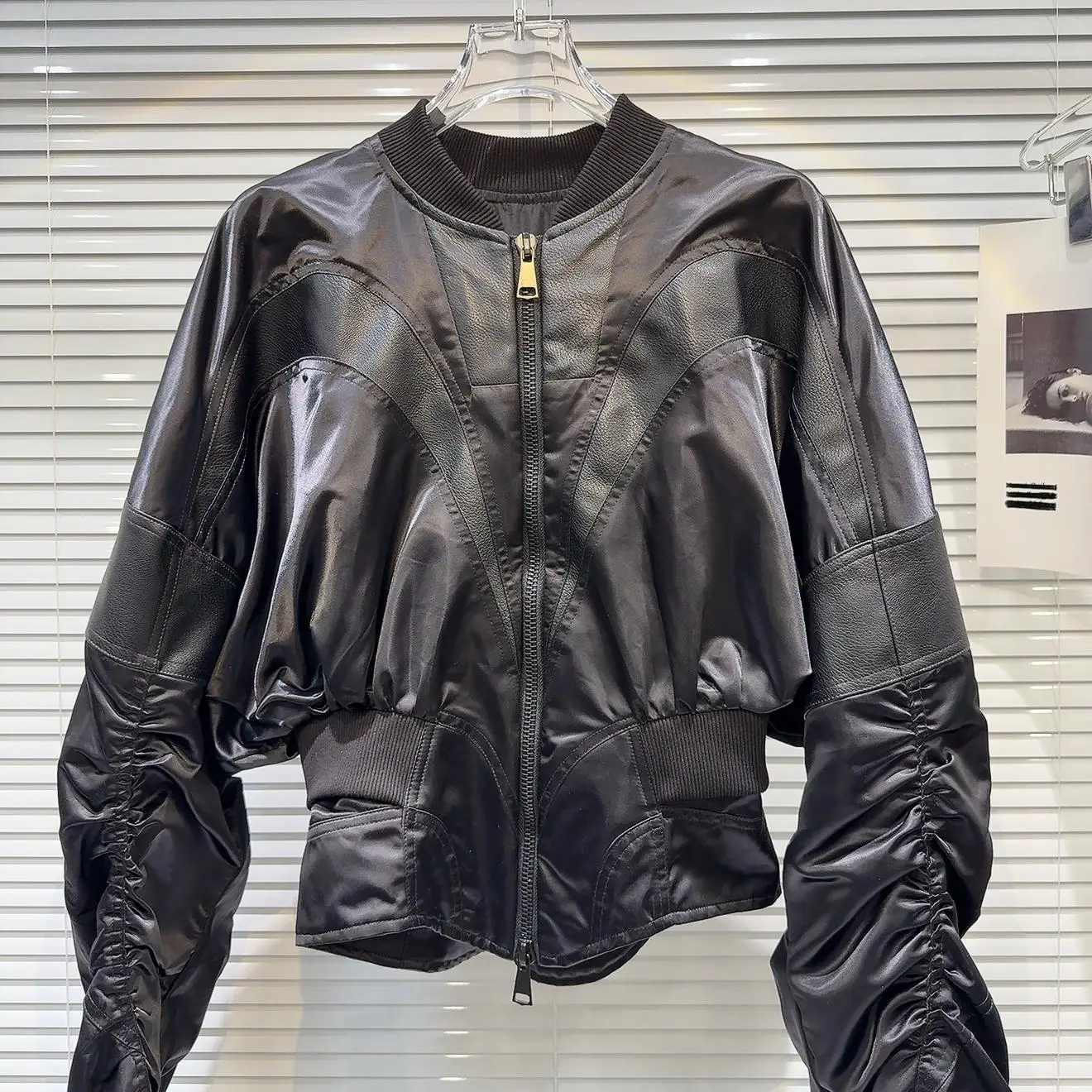 Kurtka damska k Cool ort ze skóry PU z satynowym wzorem, modelująca talię, modna, jesienna, nowa, z efektem łączenia materiałów, w stylu hot-pepper.