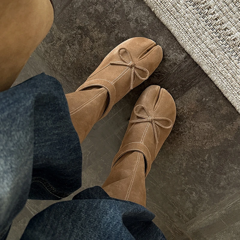 Neue 2027 Damenschuhe aus Rindsveloursleder, Schnürstiefel mit Schmetterlingsverschluss, Slip-On-Knöchelstiefel, Split-Toe-Schuhe, Größe 34-40, Designer-Stiefel
