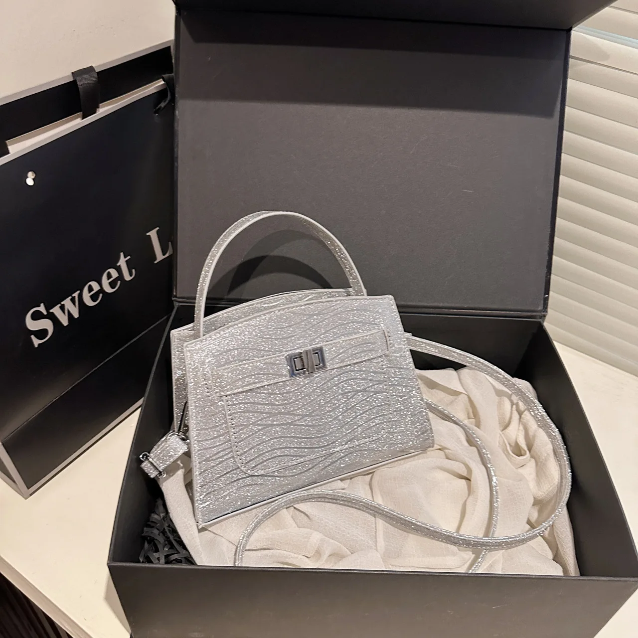 

The 2025 summer new Starry Light Heavy Industry high-end shoulder bag is a fashionable and versatile handbag for mom