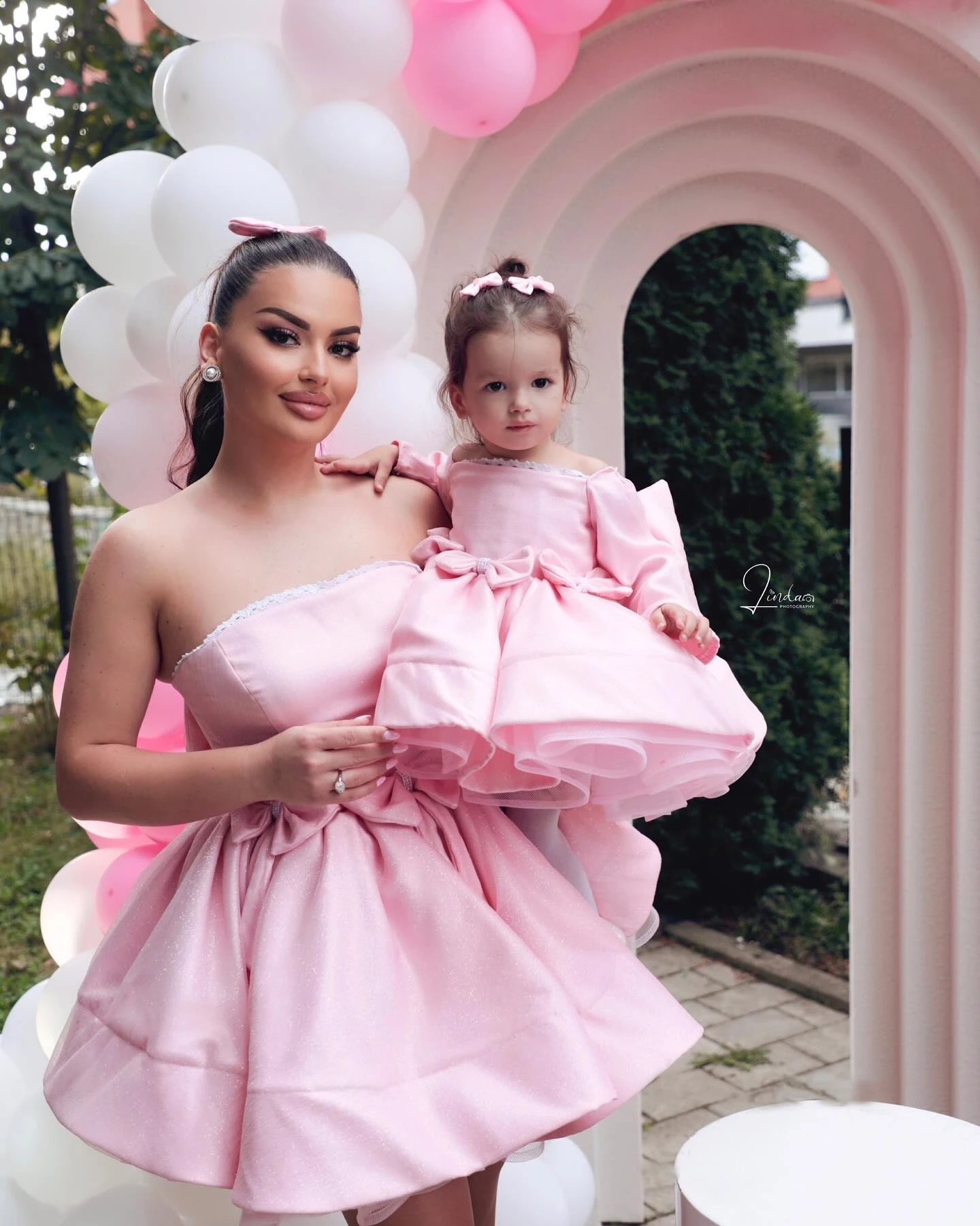 Cute Pink Satin Mother And Daughter Matching Dresses For Birthday Party Photo Shoot Ball Gown Short Mom And Me Evening Dress