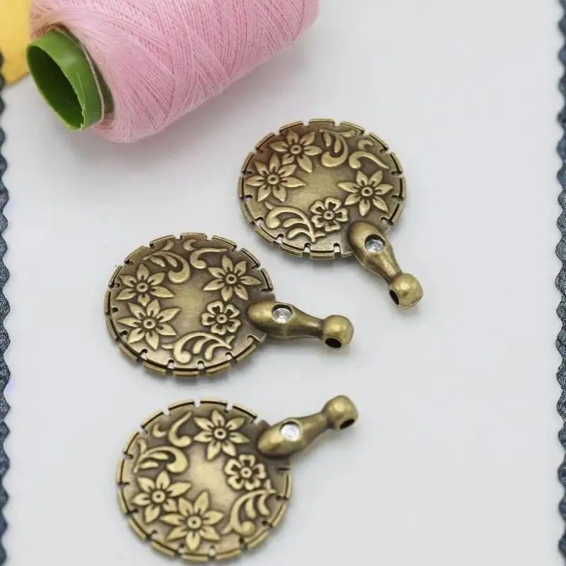 Fadenschneider im Vintage-Stil – Metall-Nähwerkzeug für Heimwerkerprojekte mit antikem Design zum Quilten, Sticken, Abschneiden und Entfernen von Fäden. – Detail 9
